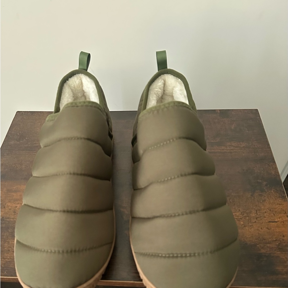 Old Navy Men's Quilted Slippers – Size XL (12-13)